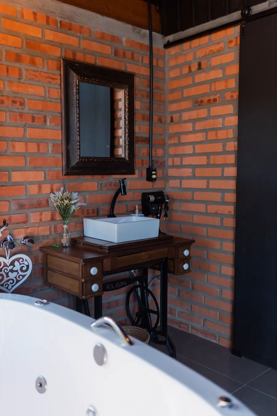Casa de banho com parede de tijolo à vista